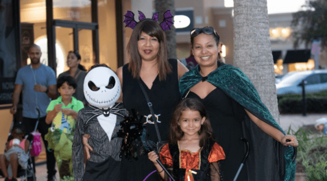 3-800x450_650x360_acf_cropped Family posing for photo wearing halloween costumes