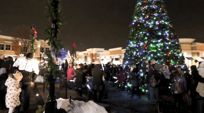 v1-756x450_650x360_acf_cropped People looking at large outdoor Christmas tree